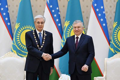 'Мирзиёев Тоқаевни мукофотлади'ning rasmi