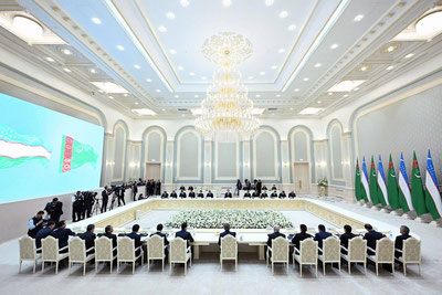 'O‘zbekiston va Turkmaniston delegatsiyalarining kengaytirilgan tarkibdagi muzokaralari o‘tkazildi'ning rasmi