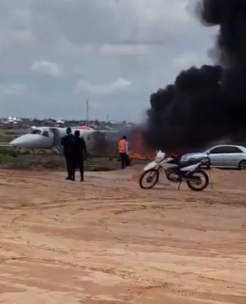 Изрображение 'В Конго министр выжил в авиакатастрофе во время посадки самолета (видео)'