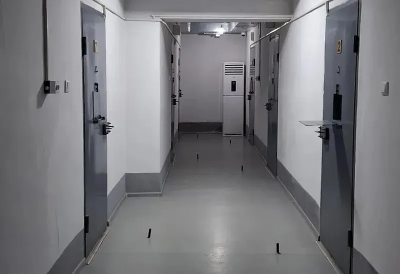 'Tergov hibsxonasida saqlanayotgan shaxslarga dam olish kunlari va bayramlarda uzoqroq sayr qilish huquqi berilishi mumkin'ning rasmi