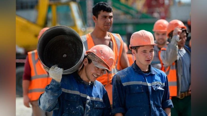 Изрображение 'Мигрантам увеличили срок работы в России для получения бесплатной медицинской помощи'