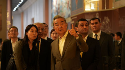 'Xitoy Tashqi ishlar vaziri Van I O‘zbekistondagi Islom tsivilizatsiyasi markaziga tashrif buyurdi'ning rasmi