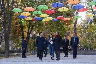 Изрображение 'Главы МИД Узбекистана и КНР прогулялись по бульвару «Голубые купола» в Ташкенте (фото)'