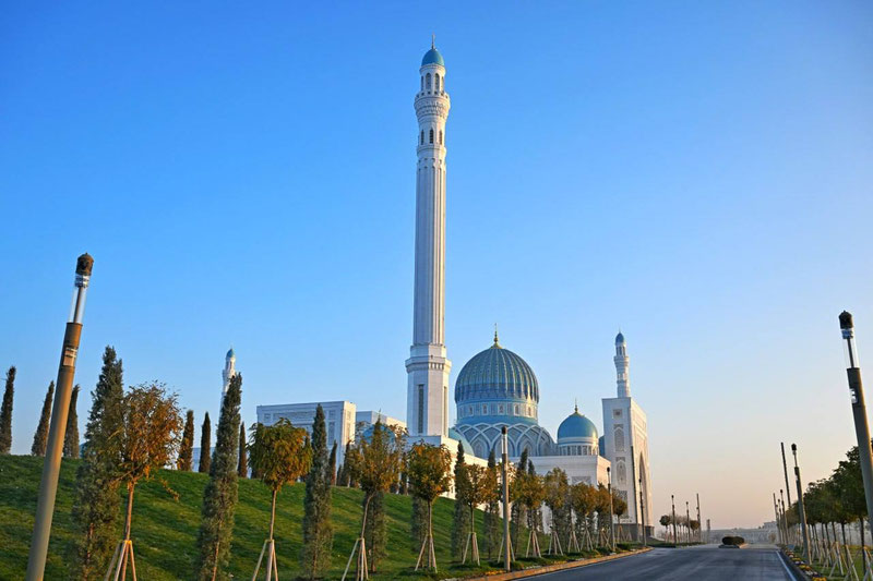 Изрображение 'Президент начал визит в Самарканд с посещения мавзолея Имама Бухари'