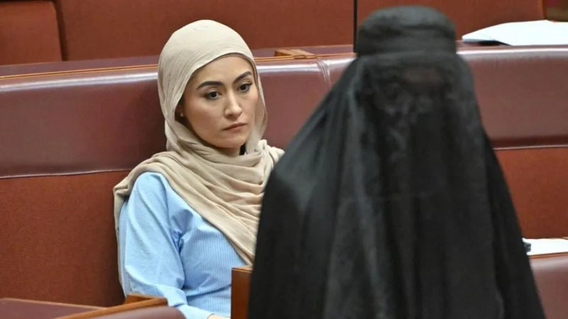 'Avstraliya senatori parlamentga burka kiyib keldi'ning rasmi