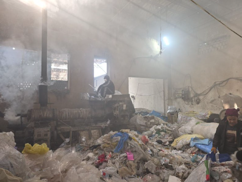 Изрображение 'В Зангиате выявили предприятие, где сжигали пластик и целлофан вместо их переработки'