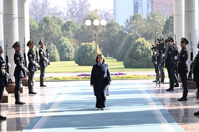 'Ўзбекистон Президенти янги тайинланган элчиларнинг ишонч ёрлиқларини қабул қилди'ning rasmi