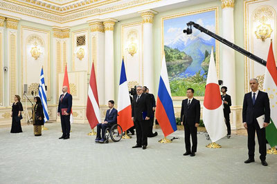 Изрображение 'Президент Узбекистана принял верительные грамоты у семи новых послов в Ташкенте'