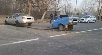 Изрображение 'В Ферганской области автомобиль «Москвич» разломился пополам в ДТП'
