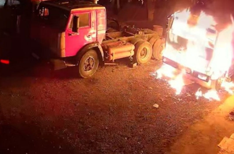 'Самарқандда ота ўзининг икки ўғли билан юк машинасига бензин сепиб, ёқиб юборди'ning rasmi