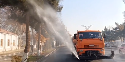 Изрображение 'В Намангане налажен полив улиц города в условиях высокой запыленности'
