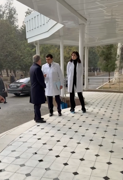 Изрображение 'Президент навестил в больнице в Гулистане пострадавших при взрыве газового баллона (видео)'