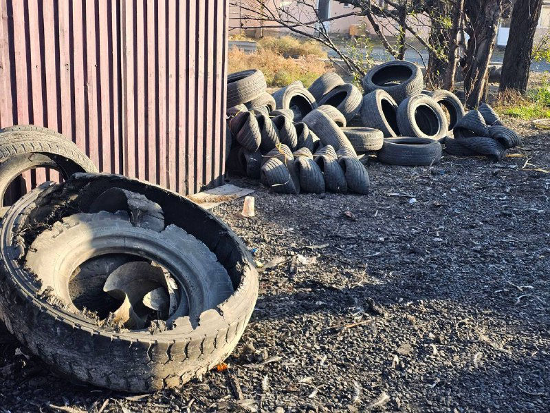 Изрображение 'В Самаркандской области владелец свинарника жёг автопокрышки для приготовления корма'