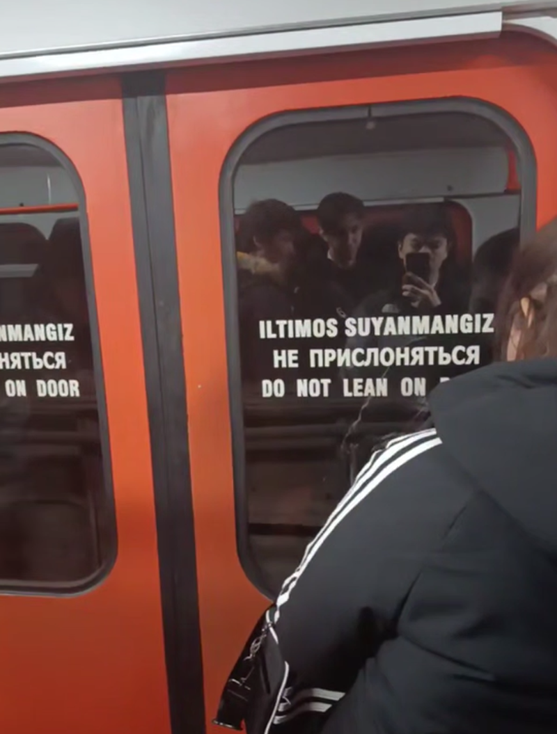 Изрображение 'В столичной подземке поезд с пассажирами простоял в туннеле 6 минут'