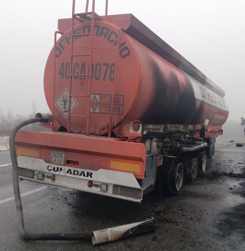 Изрображение 'На трассе в Ферганской области загорелся прицеп бензовоза'