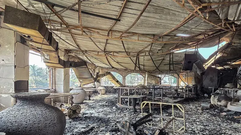 'Hindistondagi tungi klubda 25 kishi halok boʻldi'ning rasmi