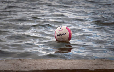 'Chirchiqda ko'ptokni olmoqchi bo'lgan 15 yoshli bola cho'kib ketdi'ning rasmi