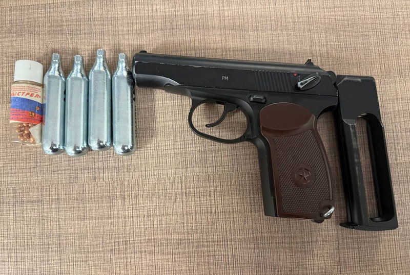 Изрображение 'У пассажира рейса «Санкт-Петербург- Самарканд» изъяли пневматический пистолет'