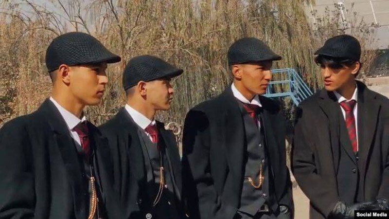 Изрображение 'В Афганистане задержали молодых людей, одетых как герои сериала «Острые козырьки» (видео)'