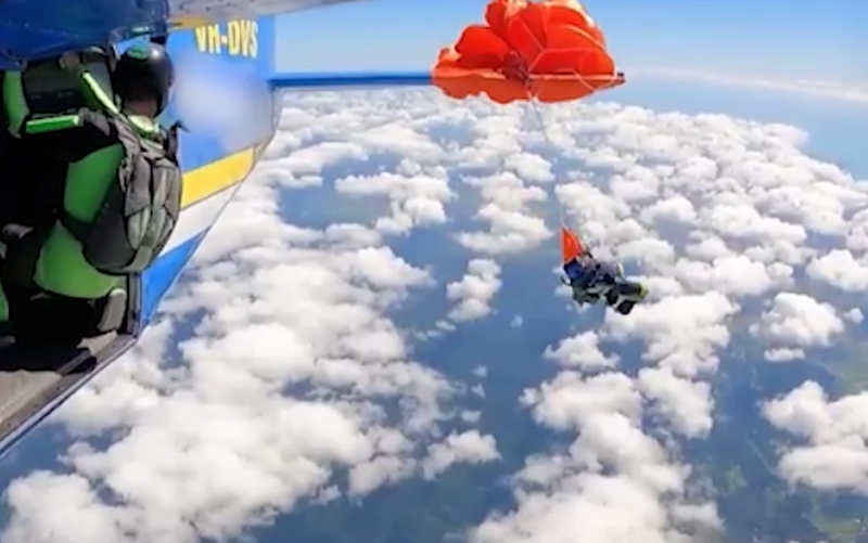Изрображение 'В Австралии парашютист едва не погиб, зацепивщись за хвост самолета (видео)'