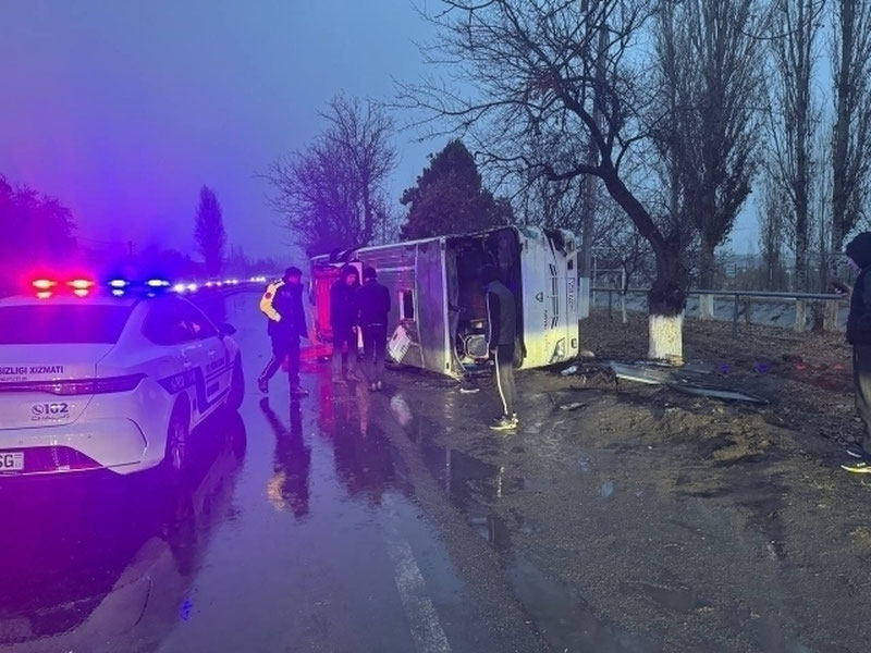 'Янгийўлда автобус ЙТҲга учраб, ағдарилиб кетди'ning rasmi