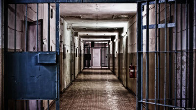 Image of 'An employee who brought a phone into the prison during the evacuation period has been detained.'