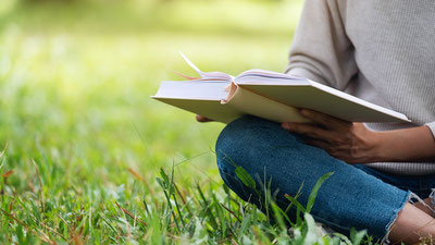 Image of 'Reading a book for half an hour a day can prolong life.'