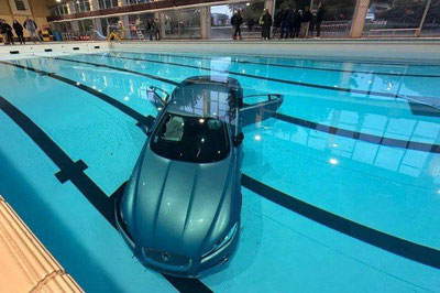 Изрображение 'Автомобилистка из Франции "припарковала" свой "Ягуар" на дне бассейна (видео)'