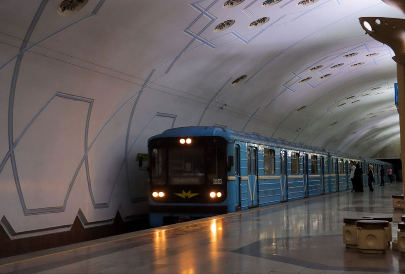 Изрображение 'Пассажир столичного метро случайно вывел из строя защитный механизм дверей вагона'