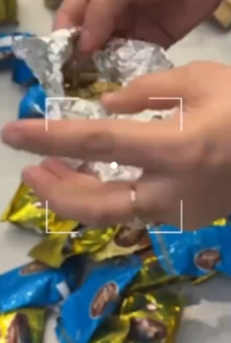 В аэропорту Ташкента у пассажира нашли ювелирные изделия, спрятанные среди сладостей