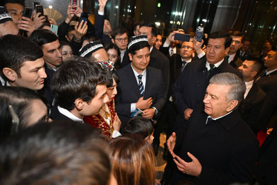 Изрображение 'По прибытии в Токио Президент Узбекистана встретился с соотечественниками в Японии'