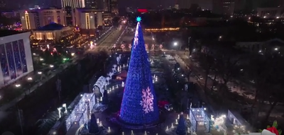 Изрображение 'На площади у Национальной библиотеки установлена главная новогодняя ёлка Ташкента'