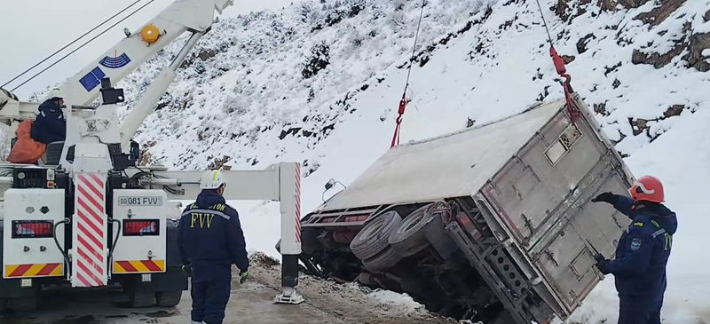 Изрображение 'На Камчике спасатели помогли вытащить грузовик из кювета (видео)'