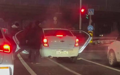 Изрображение 'В Ташкенте дорожный конфликт закончился рукоприкладством'