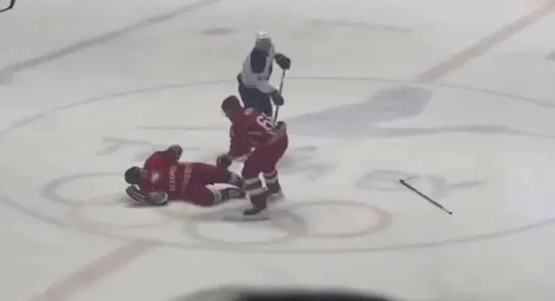 Изрображение 'Александра Лукашенко сбили на льду во время матча по хоккею (видео)'