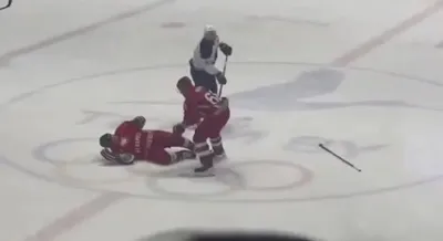 Изрображение 'Александра Лукашенко сбили на льду во время матча по хоккею (видео)'