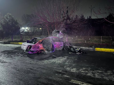 Image of 'In Andijan, a Lacetti crashed into a tree and caught fire.'