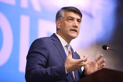 '"Aqlingizni ishlating, Rossiyadan tezroq keting" — Alisher Qodirov'ning rasmi