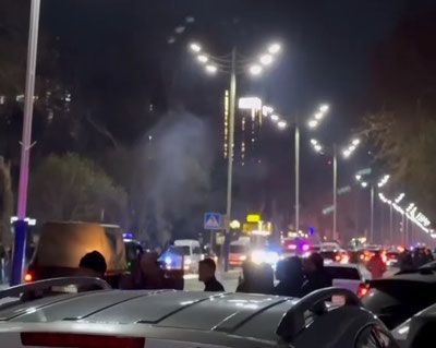 Изрображение 'В Коканде наказали молодых людей, устроивших салют на проезжей части (видео)'