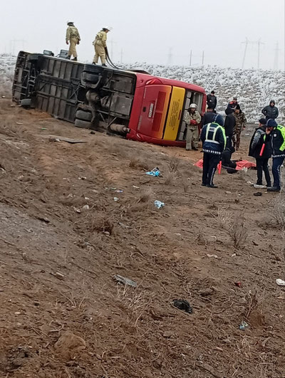 Изрображение 'В Навоийской области опрокинулся пассажирский автобус: 2 человека погибли'