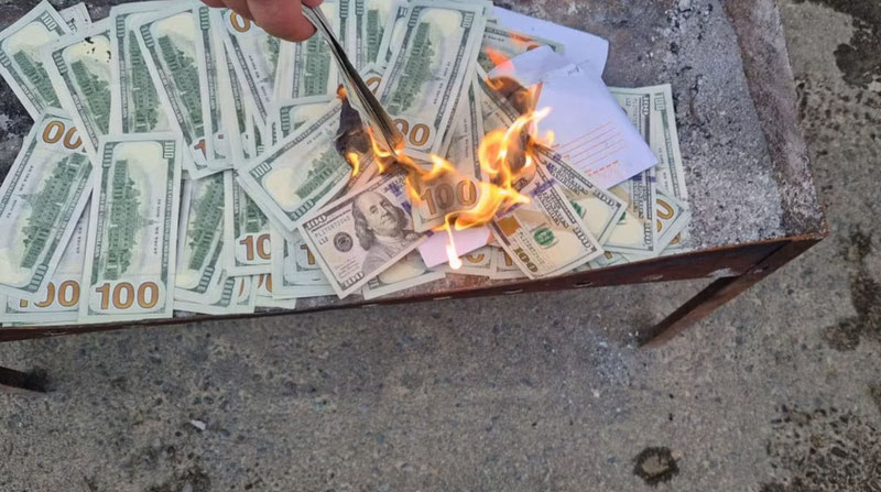 Изрображение 'В Намангане сожгли почти 15 тысяч фальшивых долларов'