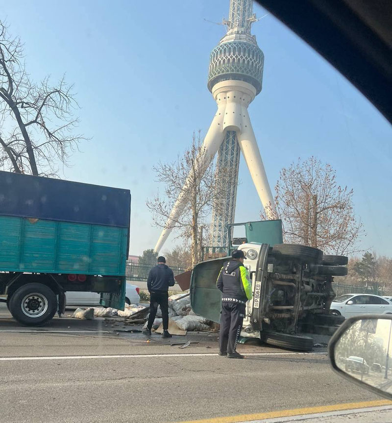 Изрображение 'ДТП на Чиланзаре и Юнусабаде: двое пострадавших и опрокинувшийся грузовик (видео)'