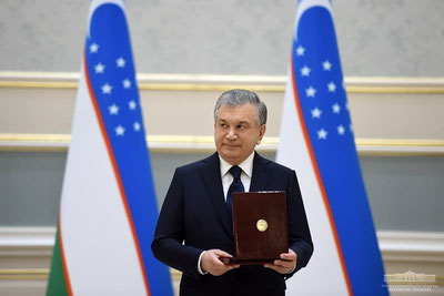 'Shavkat Mirziyoyev bir guruh prokuratura organlari xodimlarini mukofotladi'ning rasmi
