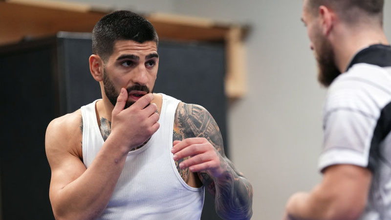 'UFC chempioni Ilia Topuria sud majlisida qatnashdi'ning rasmi