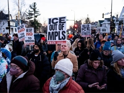 'AQSHda ICE xodimi tomonidan ayol o‘ldirilishi ortidan omma noroziliklari boshlandi.'ning rasmi