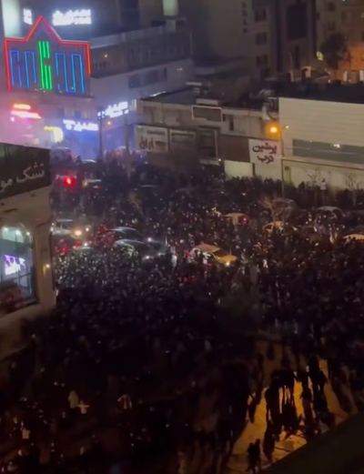 Изрображение 'Тысячи протестующих вышли на улицы иранских городов'