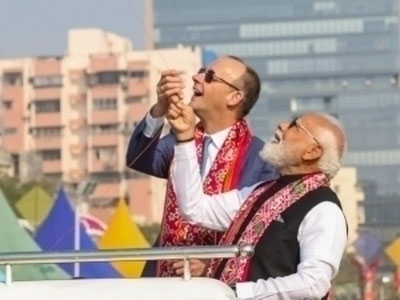 Image of 'The Chancellor of Germany and the Prime Minister of India exchanged a document.'