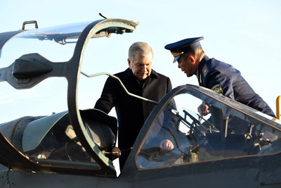 Изрображение 'Глава государства посетил Чирчикский авиационный ремонтный завод'