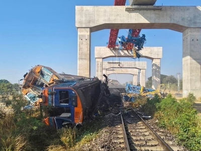 'Таиландда йўловчи поезди устига кран қулаб тушди'ning rasmi