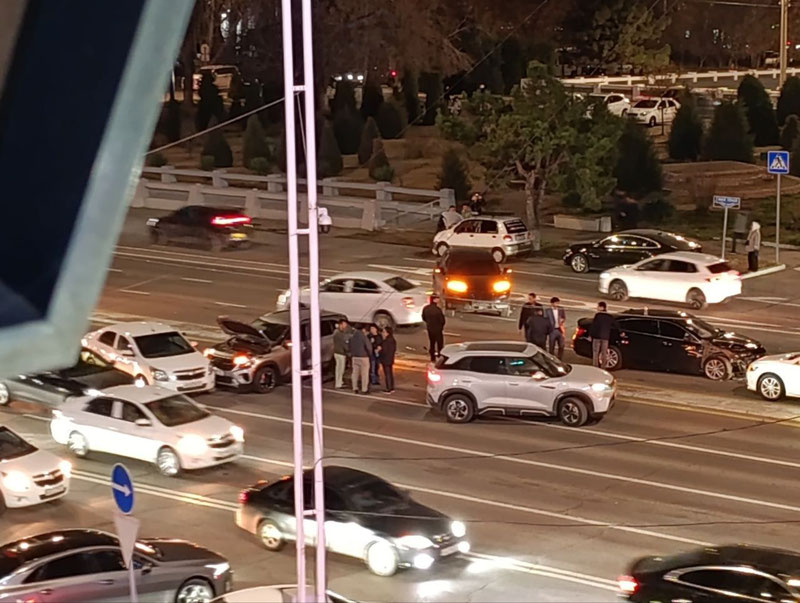 Изрображение 'Три автомобиля столкнулись в Юнусабадском районе Ташкента'